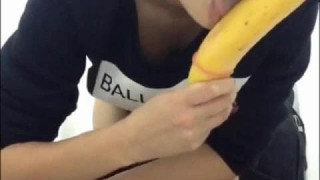 Immagine Video porno fatto in casa con una banana nella figa